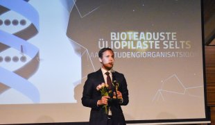 Tartu tudengiorganisatsioonide koostöövõrgustik nagu OLE ROHKEM andis Bioteaduste Üliõpilaste Seltsile auhinna „2023 Aasta Tudengiorganisatsioon“