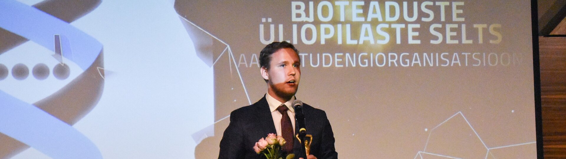Tartu tudengiorganisatsioonide koostöövõrgustik nagu OLE ROHKEM andis Bioteaduste Üliõpilaste Seltsile auhinna „2023 Aasta Tudengiorganisatsioon“
