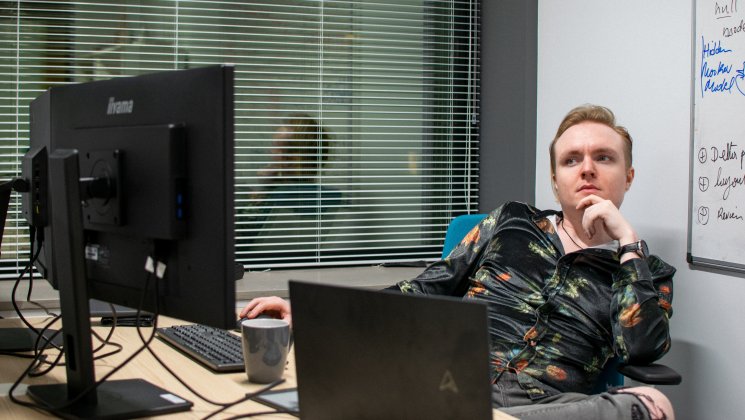 Tõnis Henrik Hlebnikov istub käsi põsakil ja vaatab mõtlikult arvuti ekraani poole paremalt vasakule