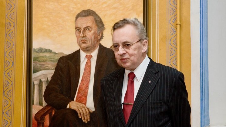 Jüri Kärner koos oma maaliga näituse avamisel 2006. aastal.