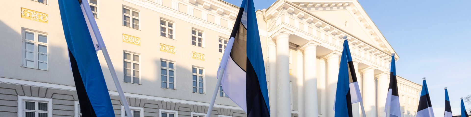 Tartu Ülikooli peahoone Eesti lippudega