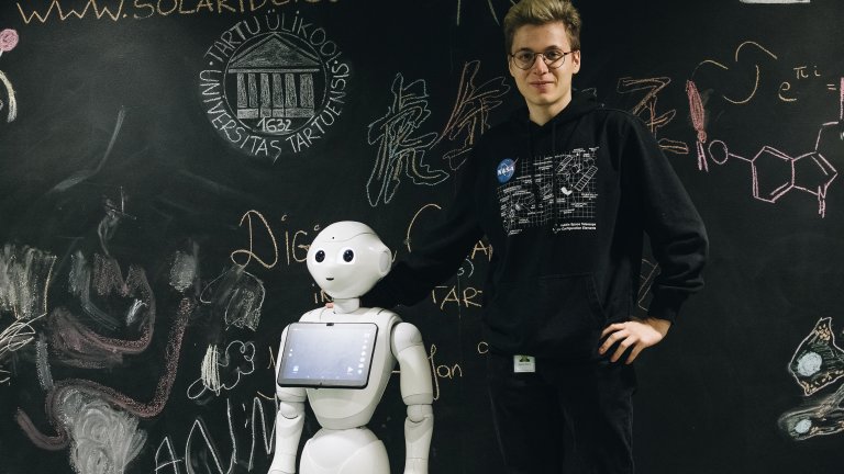 Üliõpilane robotiga